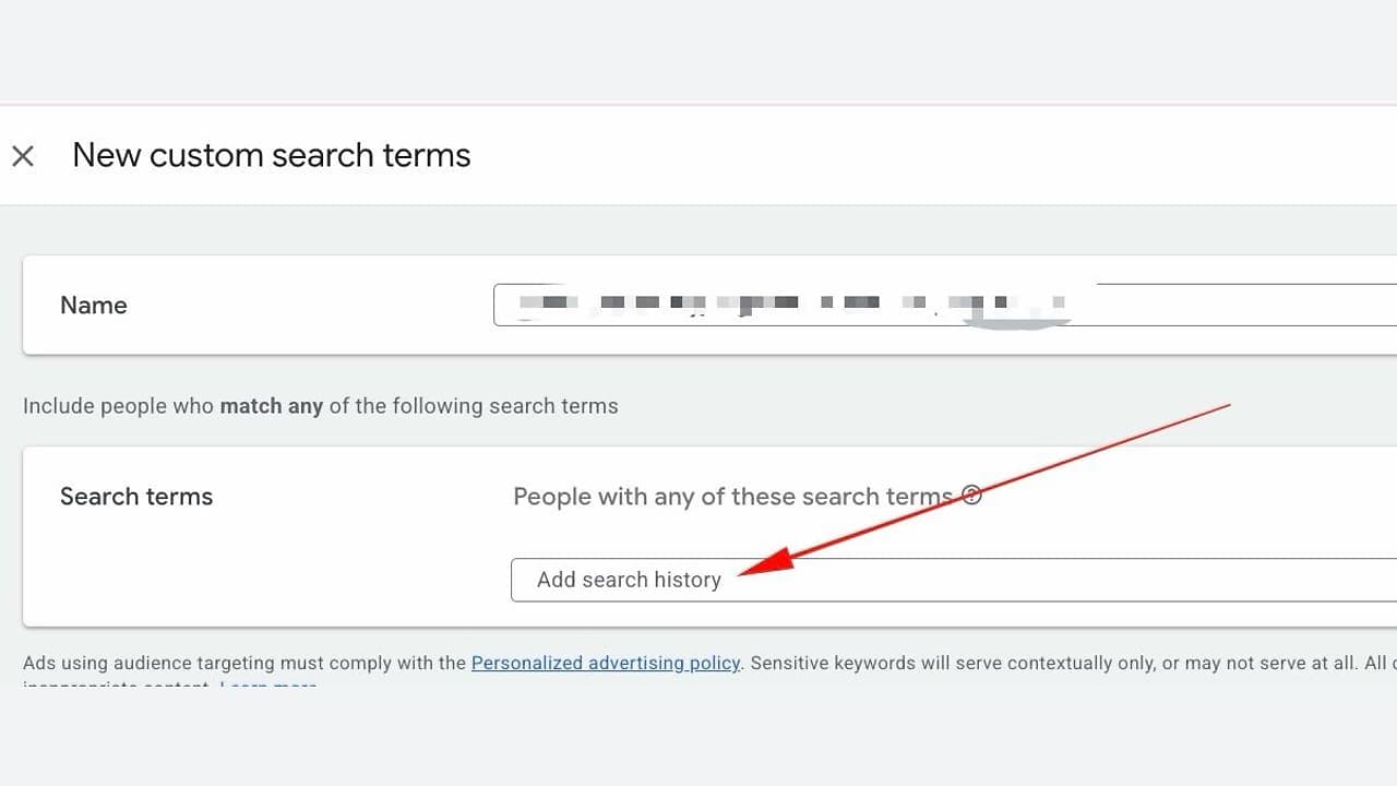 Google Ads felület képernyőképe az egyéni keresési kifejezések előzményével