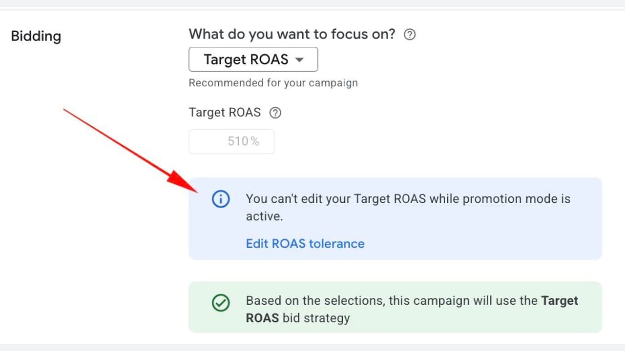 Kék információs sáv a Google Ads felületén a Target ROAS zárolásáról Promotion Mode alatt