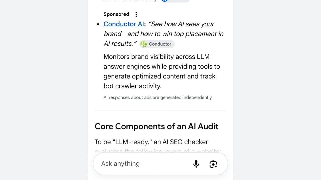 Képernyőkép egy szponzorált találatról a Google AI Mode-jában, amely egy márka láthatóságát figyelő és tartalmat optimalizáló szolgáltatást mutat be